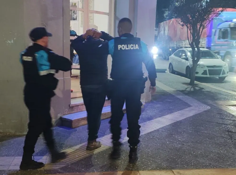 Sustraían elementos de la batea de un supermercado y fueron detenidos