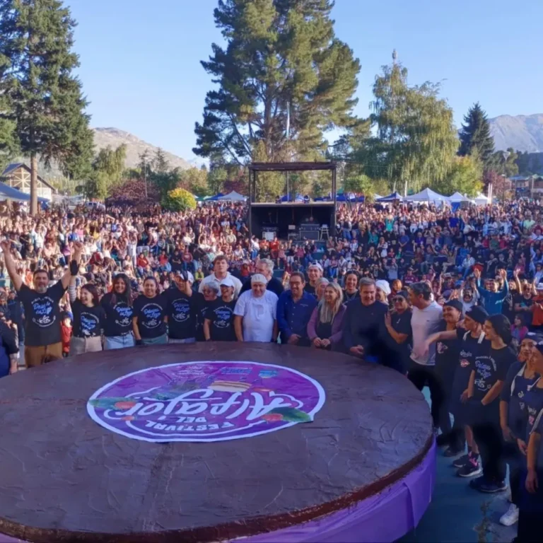 El alfajor más grande de la Patagonia conquistó Lago Puelo
