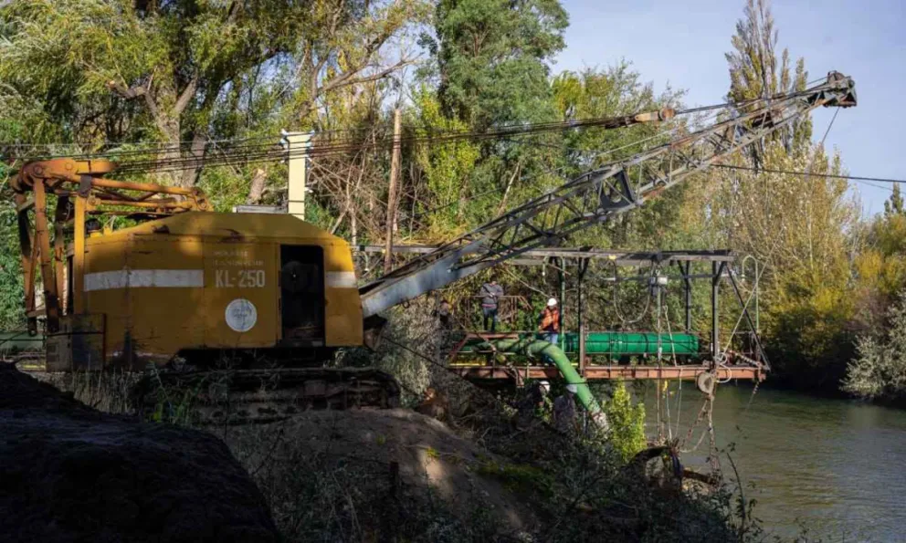 Trabajos en el dragado y mantenimiento de la Planta Potabilizadora de Rawson