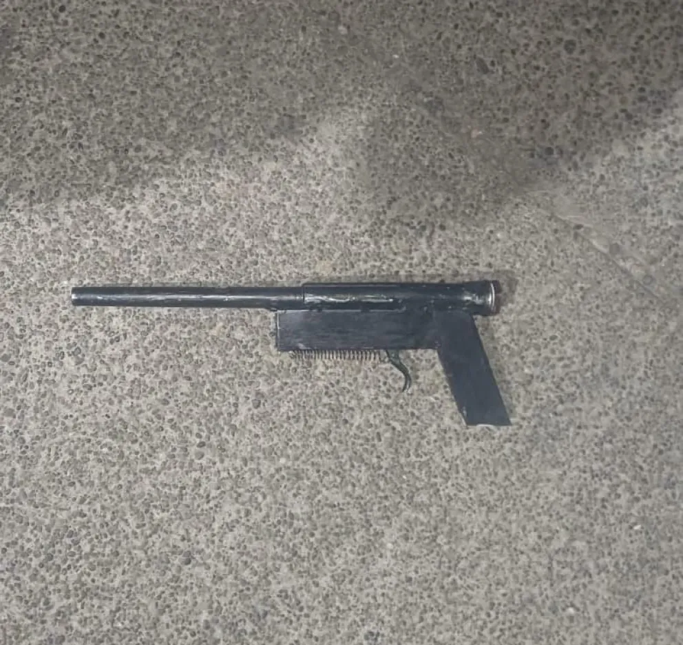 Dos menores asaltaron un autoservicio con un arma tumbera para llevarse bebidas alcoholicas