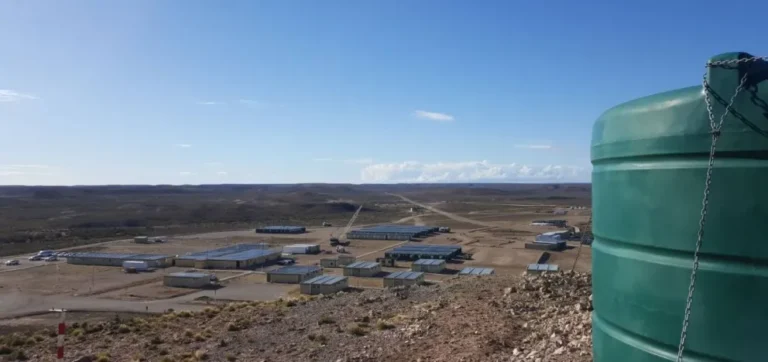 Falleció un trabajador vinculado a la mina Cerro Moro tras una descompensación en el campamento