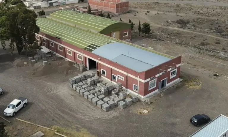 El Banco del Chubut intimó al Municipio de Rawson a desocupar la fábrica municipal de adoquines