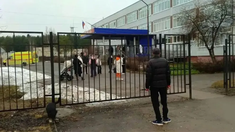 Alumno de 17 años asesinó a su profesora en el ingreso a una escuela, en Rusia