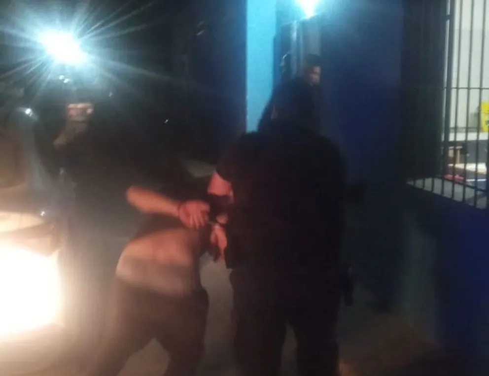 Lo atraparon in fraganti luego de dañar el vidrio de una vivienda en el San Cayetano