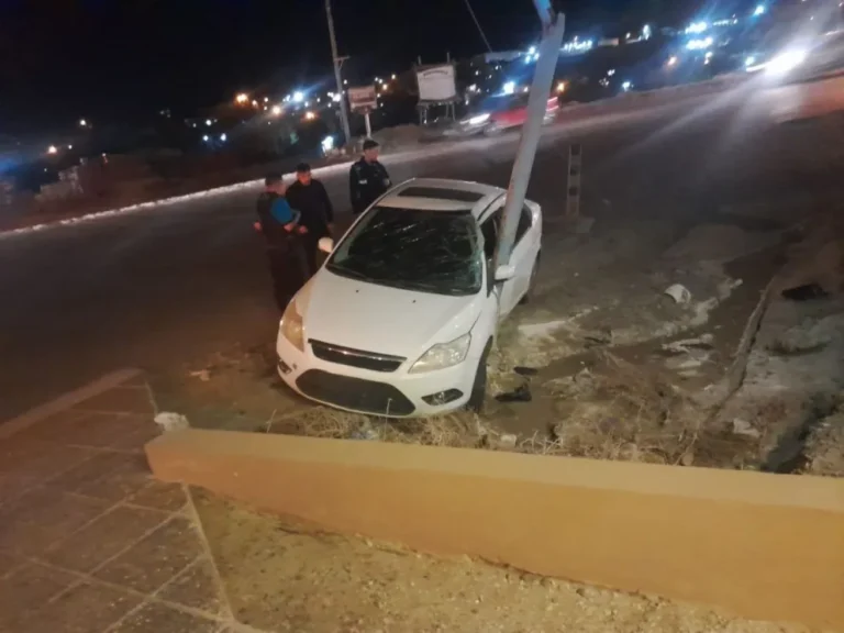 Un conductor perdió el control e impactó contra un poste de luz