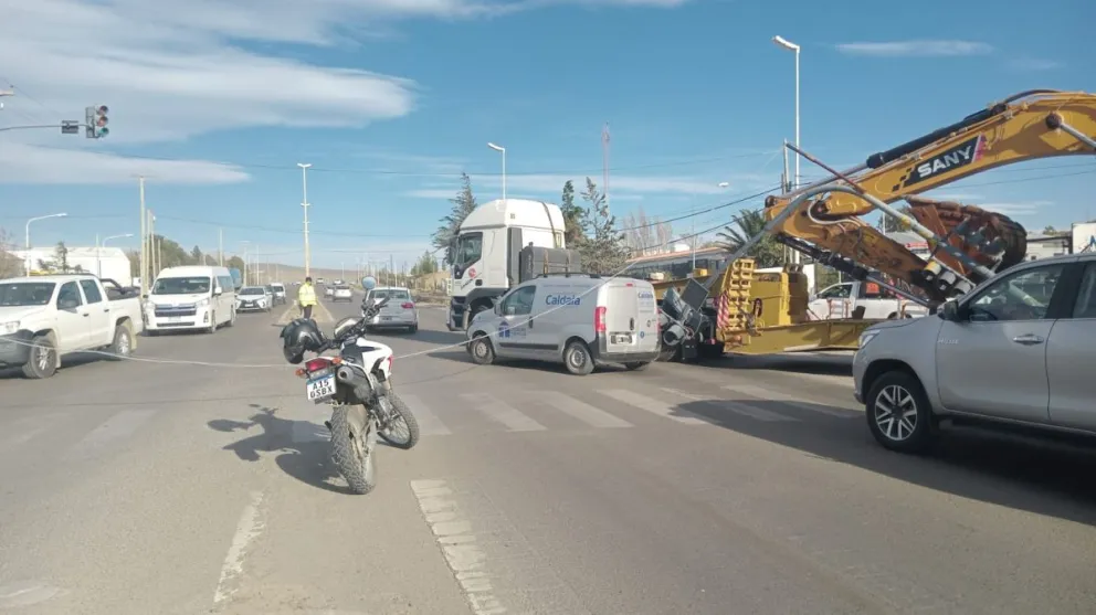 Un camionero quiso esquivar baches y  terminó embistiendo un semáforo