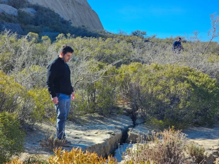 Avanzan las tareas críticas para tapar grietas y frenar el movimiento en el cerro Hermitte
