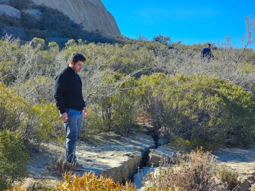 Avanzan las tareas críticas para tapar grietas y frenar el movimiento en el cerro Hermitte