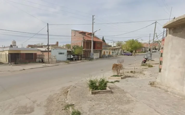 Sangrienta refriega entre dos jóvenes en barrio de Trelew