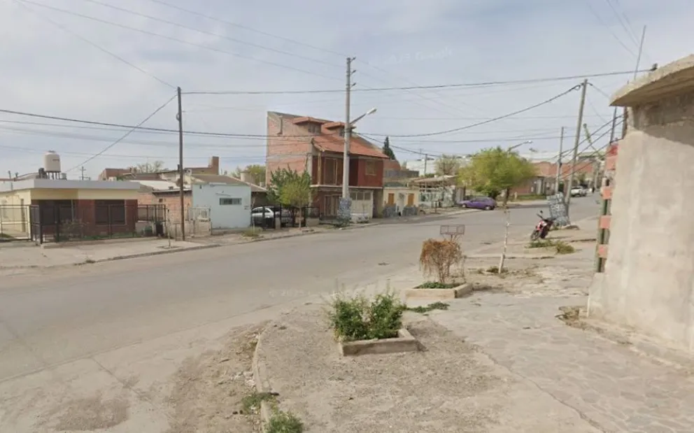 Sangrienta refriega entre dos jóvenes en barrio de Trelew