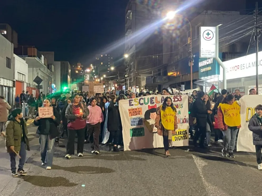 Docentes autoconvocados marcharon por el centro de Comodoro en reclamo de aumento salarial
