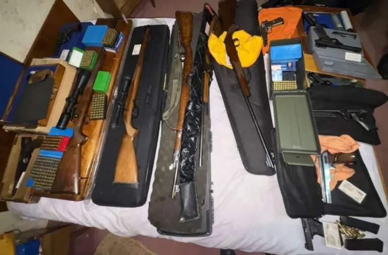 Secuestran un arsenal y un proyectil naval tras un allanamiento en Puerto Madryn