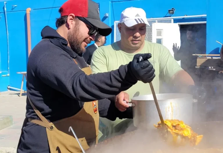 El influencer solidario realizó una olla popular en el Quirno Costa y se acercaron más de 600 personas