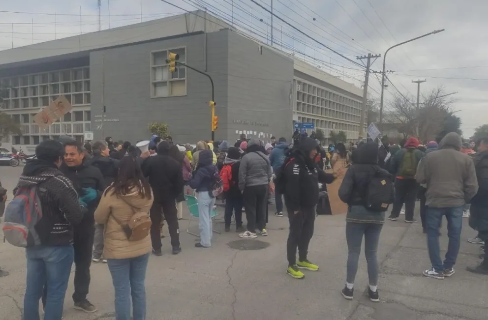Docentes autoconvocados se manifestaron frente al Ministerio de Educación