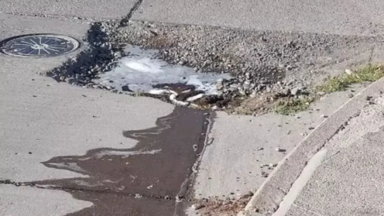 Serias roturas y daños ante un "bache" provocado por la Cooperativa