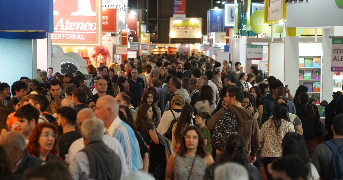 Festejo recargado: una multitud, en la Noche de la Feria del Libro 2026