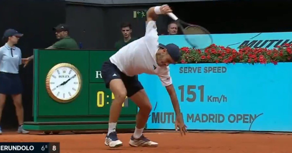 Francisco Cerúndolo perdió el set y la cabeza con Blockx en el Masters 1000 de Madrid: destrozó su raqueta contra el polvo de ladrillo