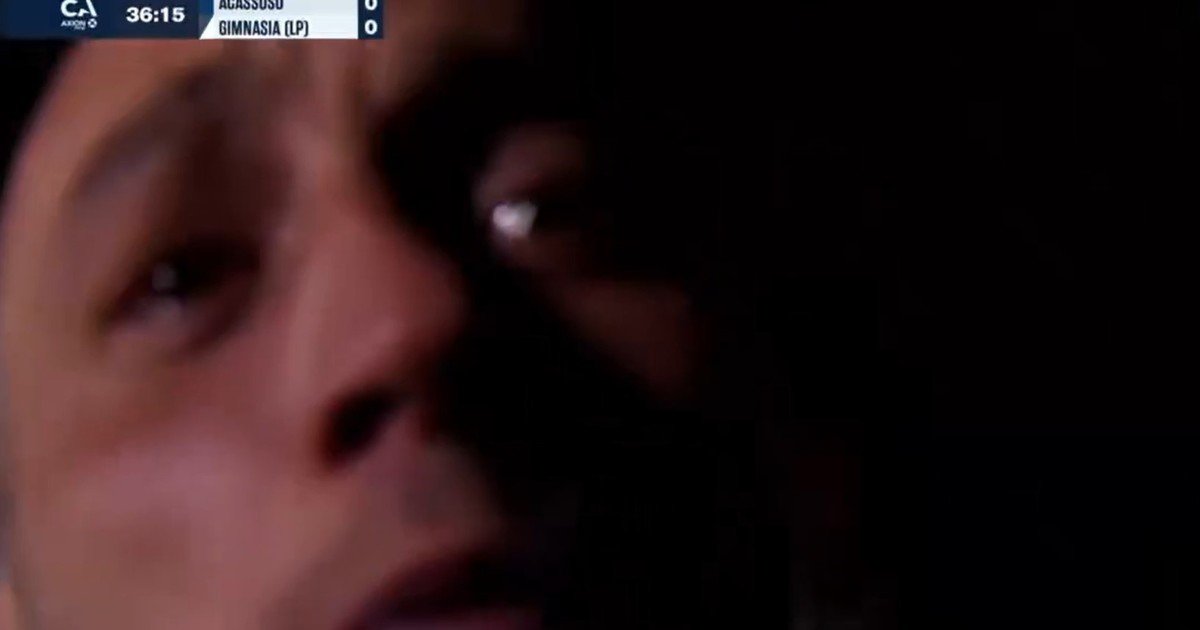 Tenso momento en la Copa Argentina: un hincha arrebató la cámara principal del partido y se filmó en vivo