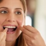Por qué aconsejan usar bien hilo dental y cepillo para prevenir infartos y ACV