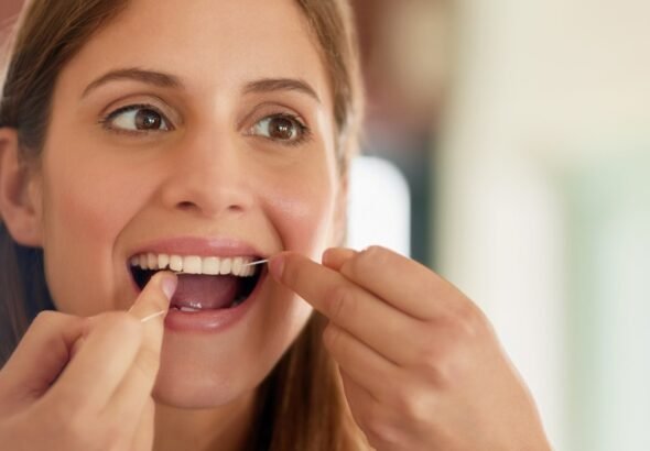 Por qué aconsejan usar bien hilo dental y cepillo para prevenir infartos y ACV