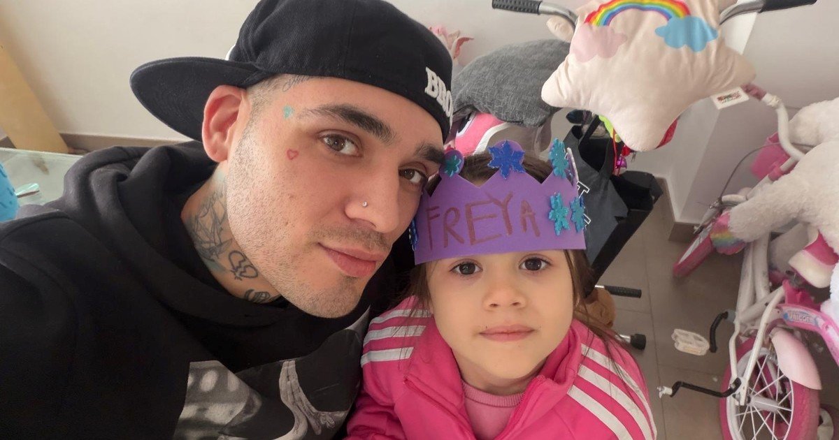 El dúo rapero cordobés de padre e hija que es furor en redes sociales y ya conquista las calles españolas improvisando sobre lo que ve