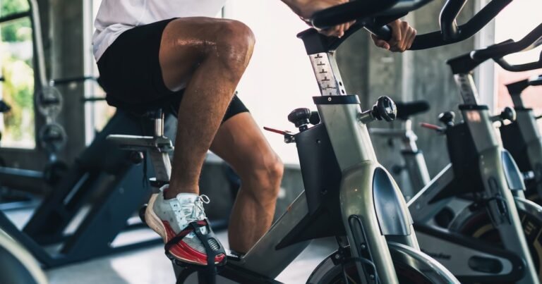 De bicicleta a gimnasia en el agua: cómo combatir el dolor de rodillas con actividad física