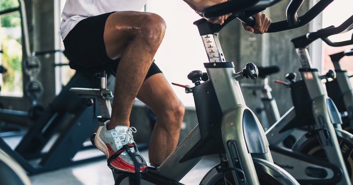 De bicicleta a gimnasia en el agua: cómo combatir el dolor de rodillas con actividad física