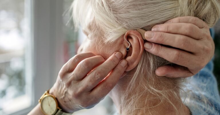 Proteger los oídos para cuidar el cerebro: qué es la presbiacusia y cuál es su relación con la demencia