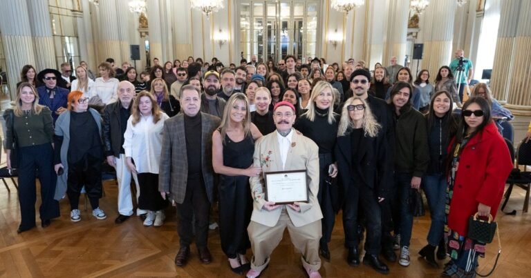 Emotivo homenaje a Adrián Appioloza, el diseñador argentino que empezó en el taller de su abuela y hoy triunfa en la elite mundial de la moda sin olvidar sus raíces