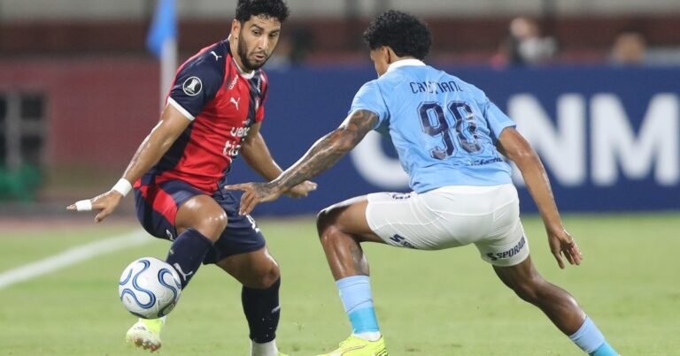 La insólita expulsión de un ex Independiente en la Copa Libertadores: agredió a un rival con un saque lateral y tras el VAR le sacaron la roja