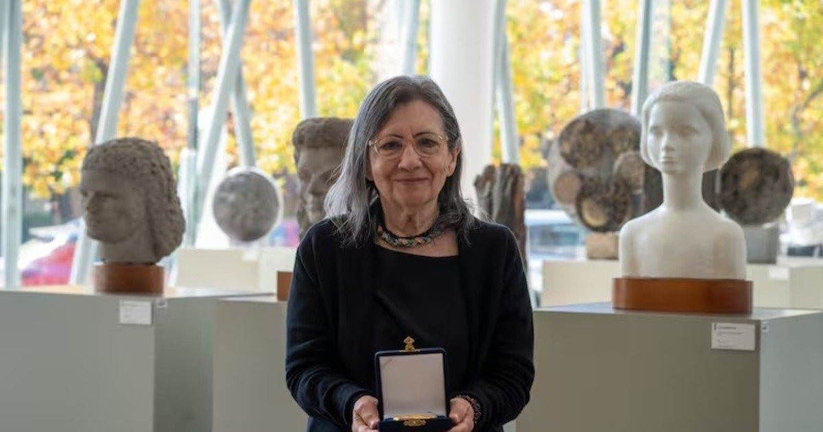 La peruana Carmen Ollé recibió el Premio José Donoso 2025 por su trayectoria literaria