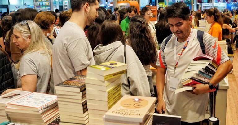 ¿Cuánto cuesta ir a la Feria del Libro? Entrada, libros y una bebida, un informe con todos los precios