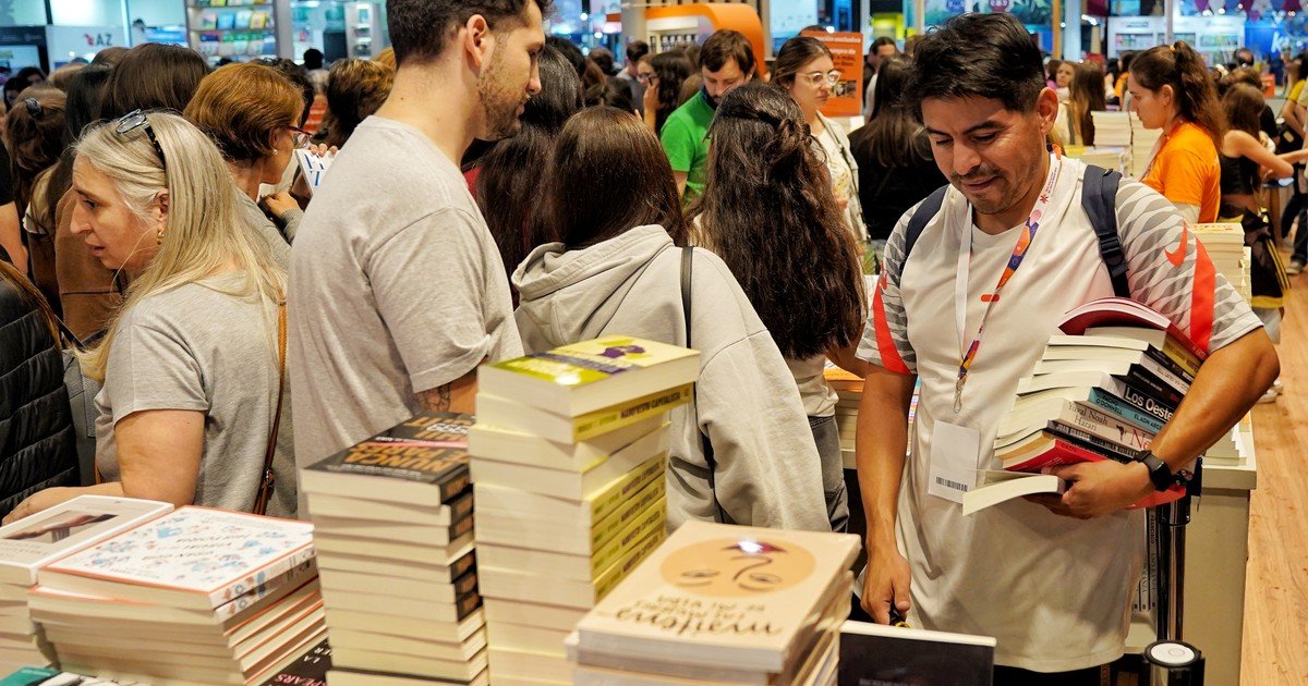 ¿Cuánto cuesta ir a la Feria del Libro? Entrada, libros y una bebida, un informe con todos los precios