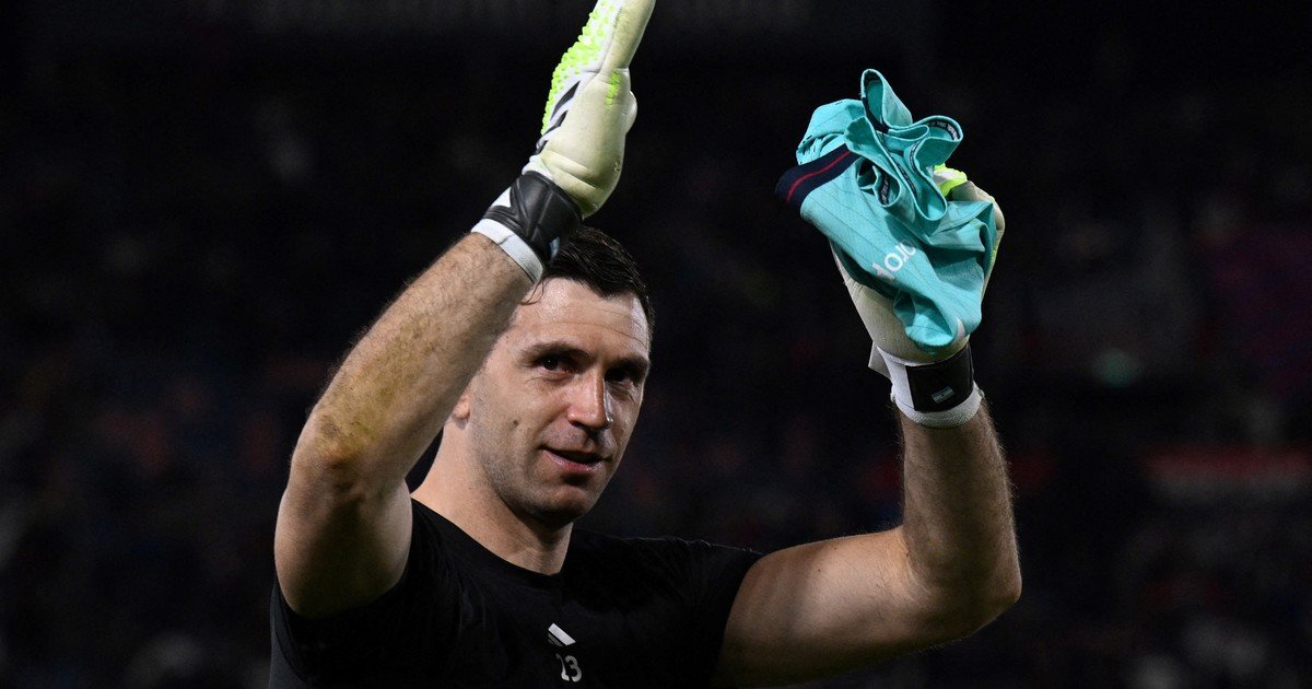 Dibu Martínez se lesionó en la entrada en calor y se perdió el duelo entre Aston Villa y Nottingham Forest: alerta en la Selección Argentina