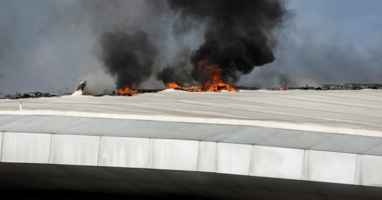 Un impactante incendio destruyó el techo del velódromo olímpico de Río de Janeiro