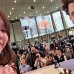 Incómoda situación en un torneo de ajedrez: una jugadora le pidió una selfie a Magnus Carlsen, que posó para la foto y después la dejó en evidencia