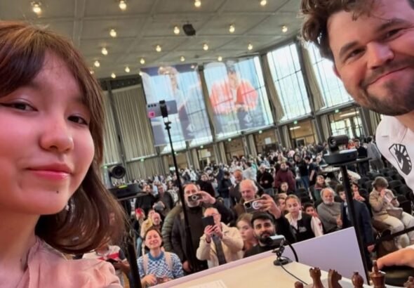 Incómoda situación en un torneo de ajedrez: una jugadora le pidió una selfie a Magnus Carlsen, que posó para la foto y después la dejó en evidencia