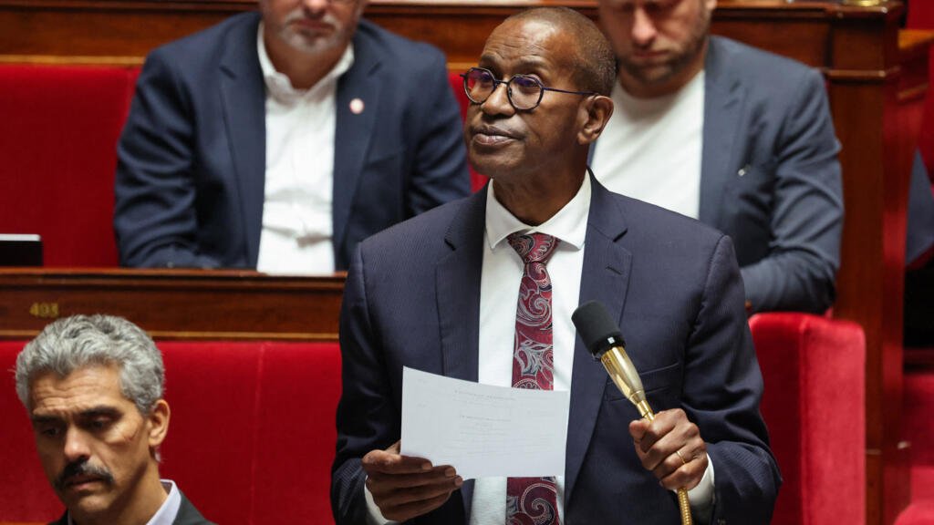 Francia vota por unanimidad abolir el Código Negro, una ley colonial sobre la esclavitud