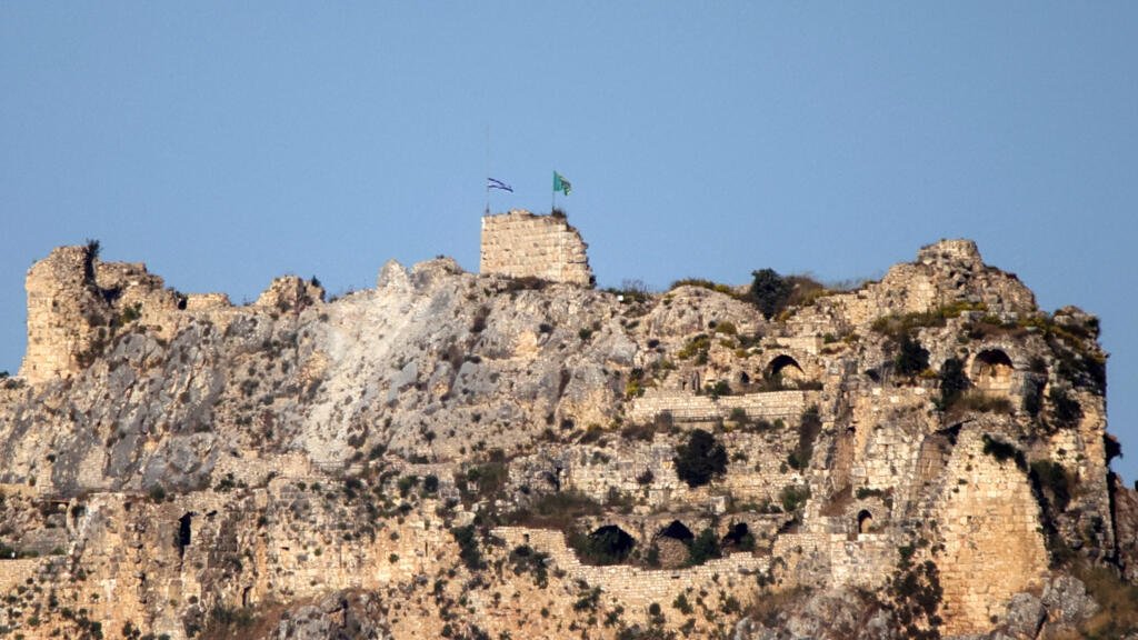 Israel captura e iza su bandera en un castillo medieval del sur del Líbano