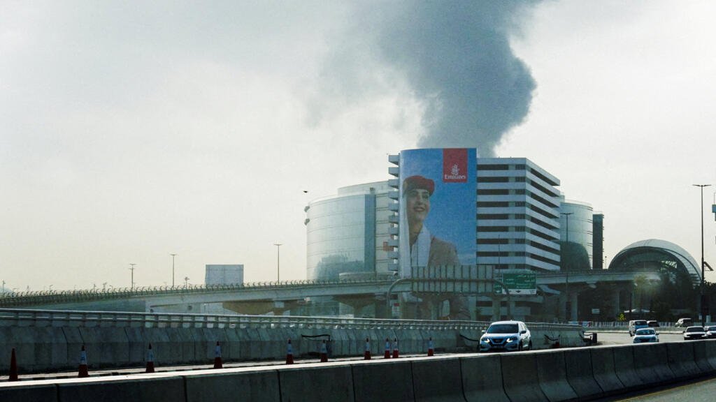Emiratos Árabes Unidos afirma que interceptó drones iraníes, mientras la tregua se mantiene en vilo