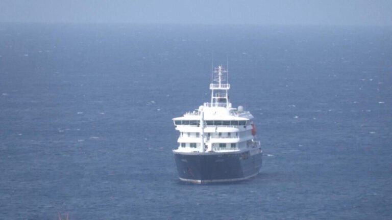 España propone evacuar en Cabo Verde a los afectados por hantavirus y evitar la escala del crucero en Canarias