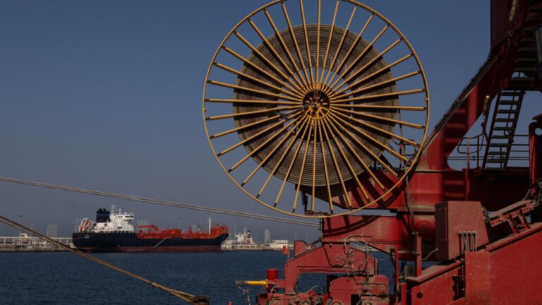 Esperanza de acuerdo en Medio Oriente tumba precios del petróleo y alienta a las acciones