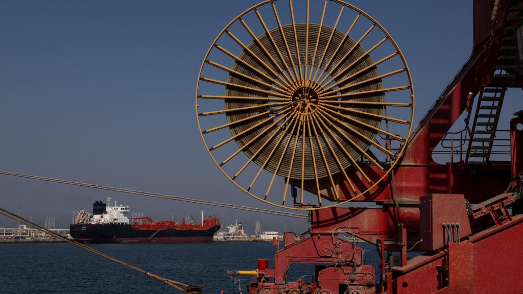 Esperanza de acuerdo en Medio Oriente tumba precios del petróleo y alienta a las acciones