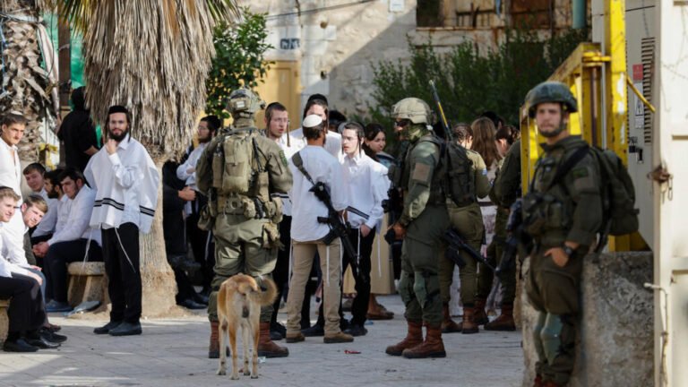La UE aprueba sanciones contra colonos violentos; Israel responde que tiene “derecho” a Cisjordania