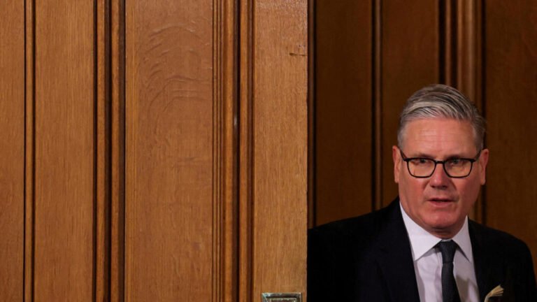 Starmer promete demostrar que los escépticos están equivocados, mientras lucha contra peticiones de dimisión