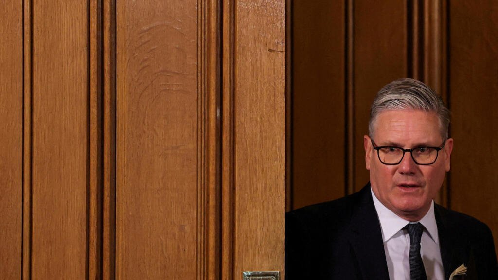 Starmer promete demostrar que los escépticos están equivocados, mientras lucha contra peticiones de dimisión
