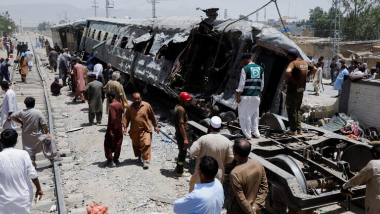 Decenas de muertos por atentado suicida contra un tren de pasajeros en Pakistán