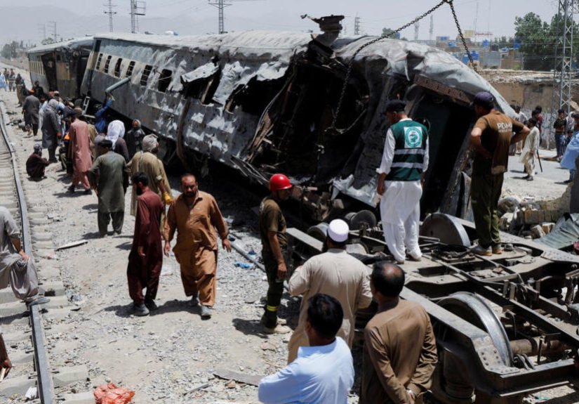 Decenas de muertos por atentado suicida contra un tren de pasajeros en Pakistán