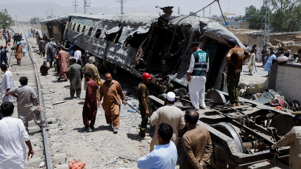 Decenas de muertos por atentado suicida contra un tren de pasajeros en Pakistán