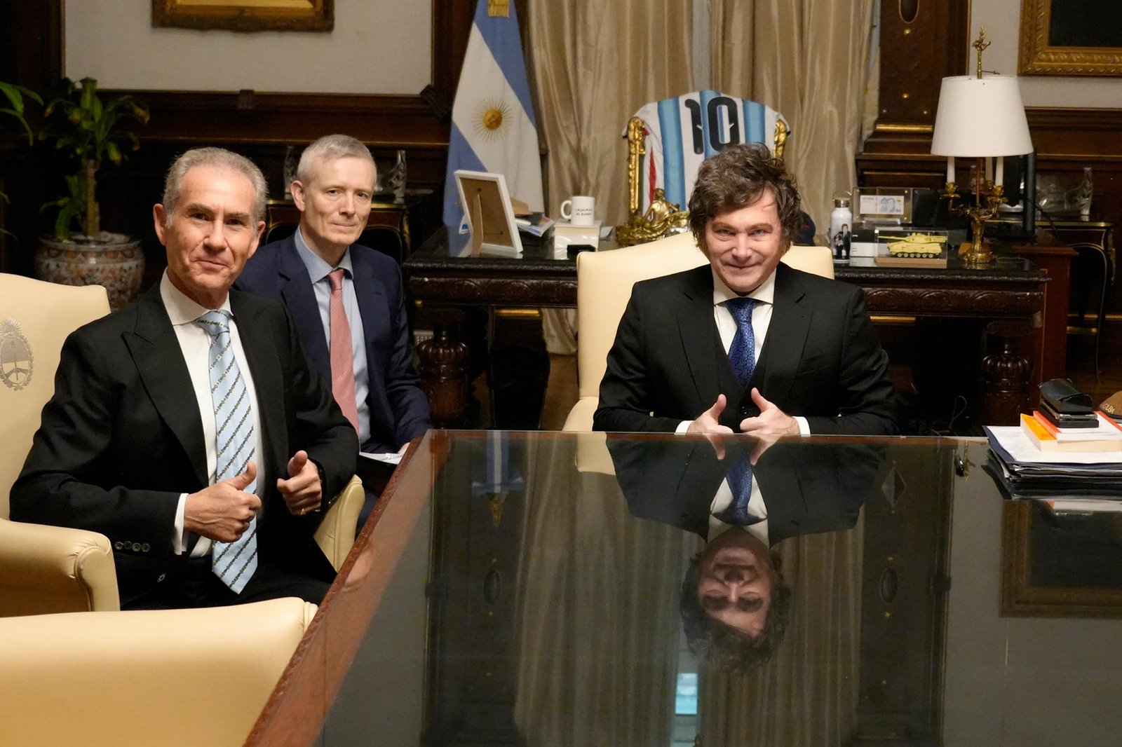 Javier Milei se reunió con el empresario británico Maurice Ostro, el dueño del topacio azul más grande del mundo